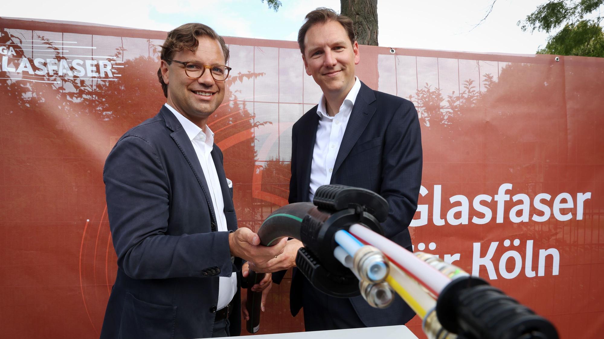 Michael Jungwirth (Vodafone Deutschland) und Christoph Meurer (Meridiam Glasfaser) beim Projekt-Start für den eigenwirtschaftlichen Glasfaser-Ausbau in Köln.