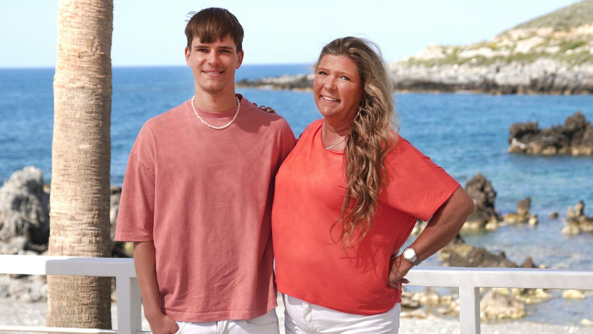 Timo und Andrea posieren am Meer.