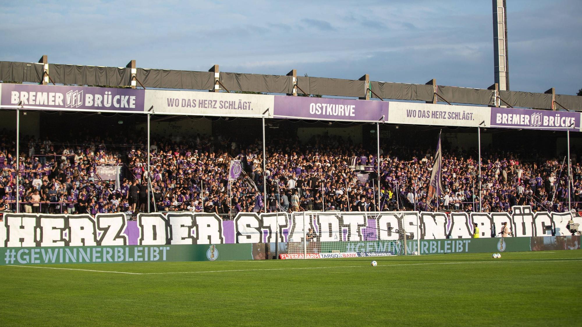 Heimtribüne des Stadions vor dem Spiel