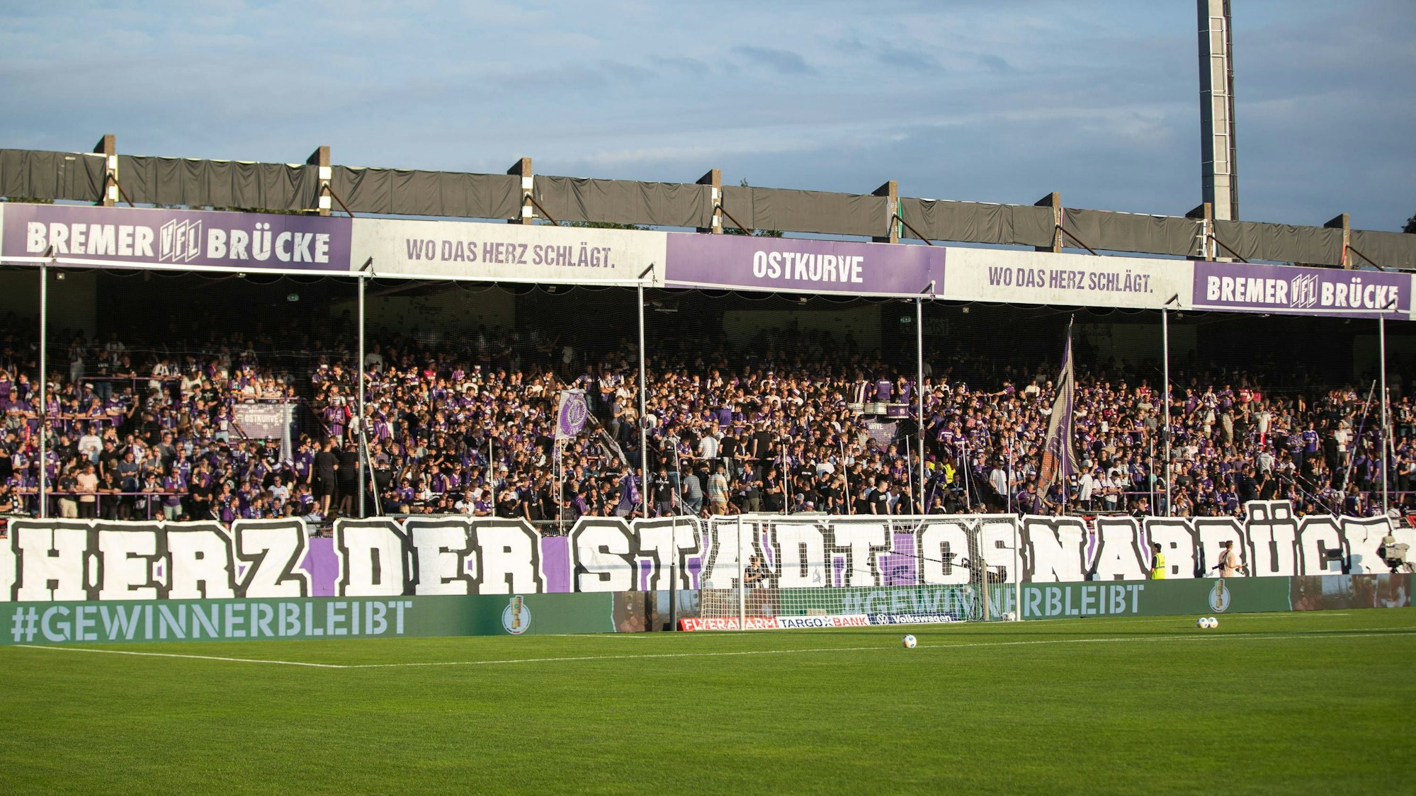 Heimtribüne des Stadions vor dem Spiel