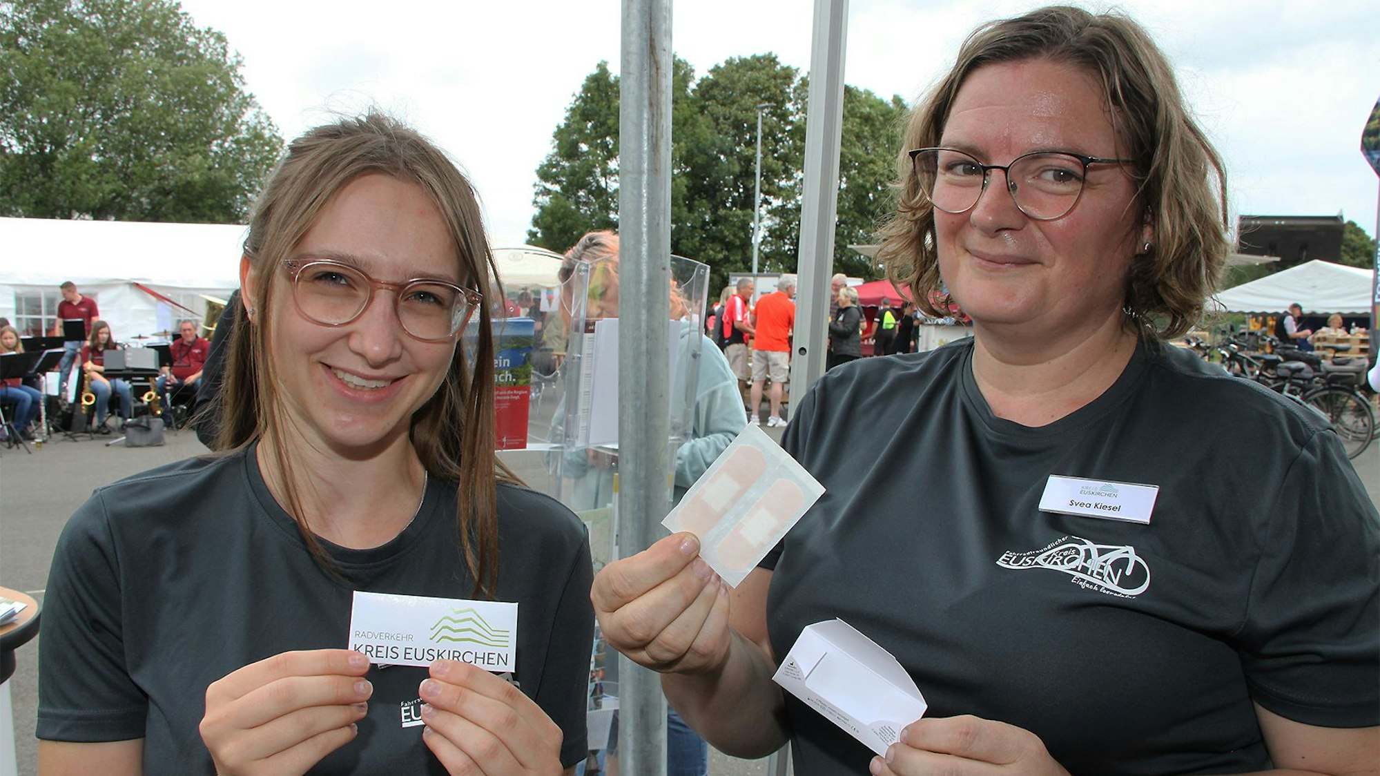 Michelle Dittrich und Sylvia Kiesel halten Blasenpflaster in den Händen.
