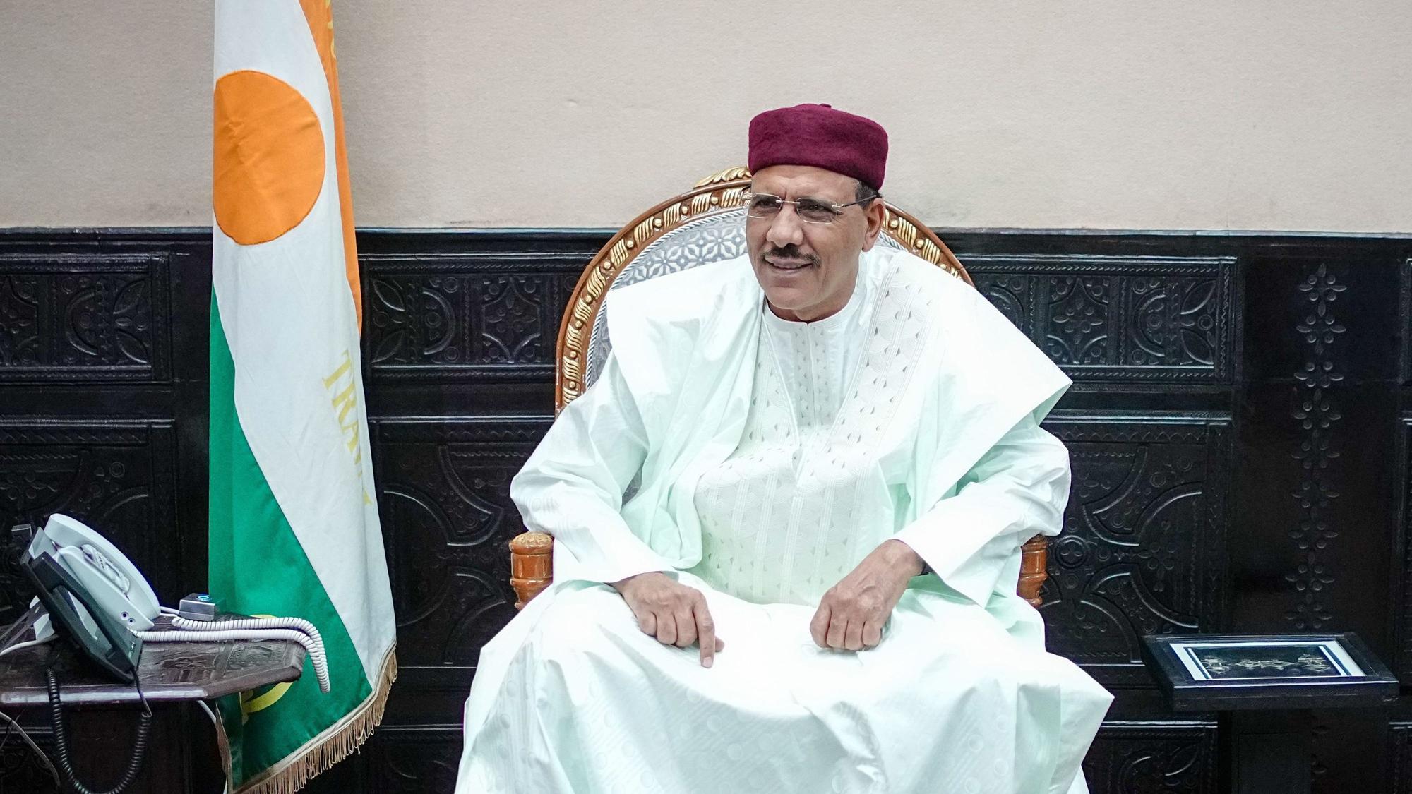 Mohamed Bazoum, Staatspräsident der Republik Niger, erwartet die deutsche Außenministerin. Nigers neue Machthaber wollen den gestürzten Präsidenten Mohamed Bazoum wegen Hochverrats anklagen. Das teilte ein Sprecher der seit einem Putsch vor fast drei Wochen regierenden Junta in der Nacht zum Montag im nationalen Rundfunk mit. Gemeinsam mit Bazoum müssten sich auch weitere seiner «Komplizen» vor Gericht verantworten.