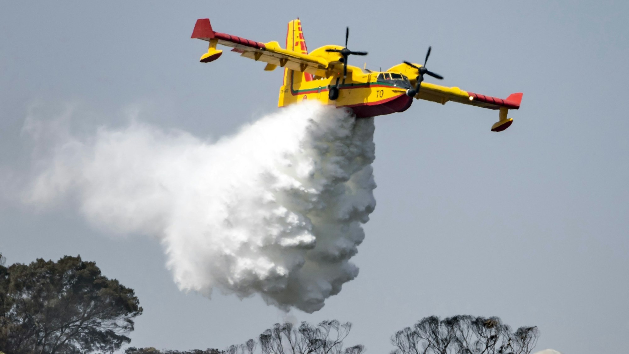 Ein Löschflugzeug der Königlichen Marokkanischen Luftwaffe löscht einen Flächenbrand in Nordmarokko.