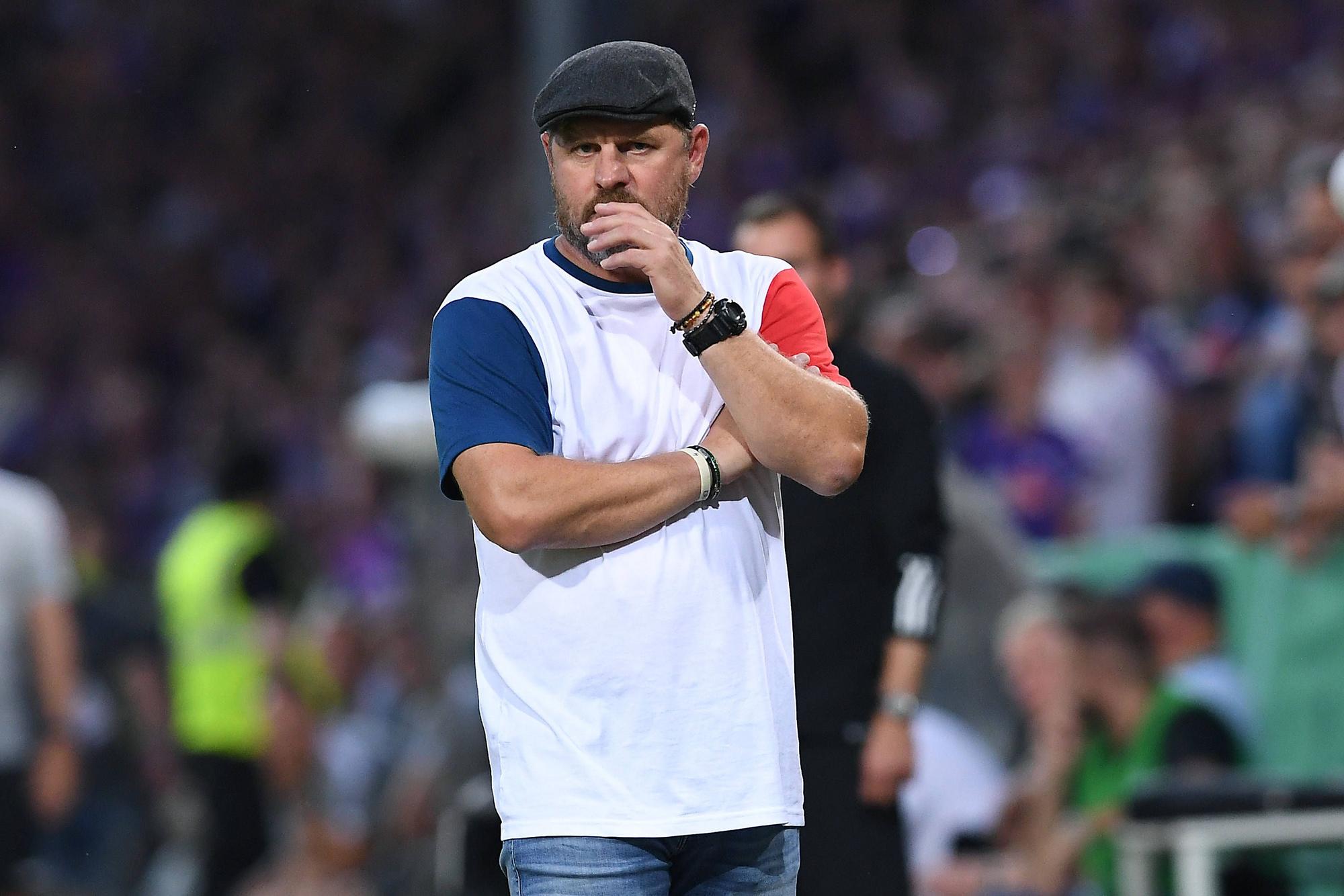 FC-Trainer Steffen Baumgart Trainer in Osnabrück an der Seitenlinie.