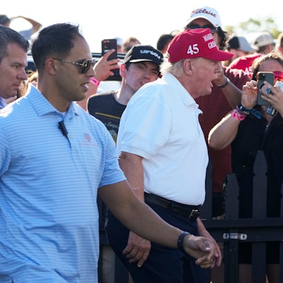 dpatopbilder - 14.08.2023, USA, Bedminster: Donald Trump, ehemaliger Präsident der USA, spricht mit Menschen in der Menge als er über das 18. Loch schaut, während der letzten Runde des Bedminster Invitational LIV Golfturniers in Bedminster, New Jersey. Foto: Seth Wenig/AP/dpa +++ dpa-Bildfunk +++