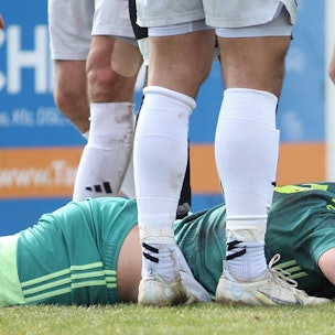 Ein Spieler liegt bei einem Spiel in der Kreisliga am Boden. (Symbolbild)