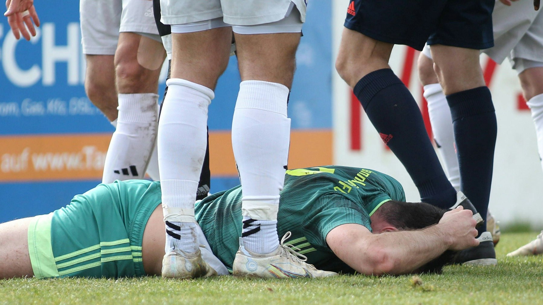Ein Spieler liegt bei einem Spiel in der Kreisliga am Boden. (Symbolbild)