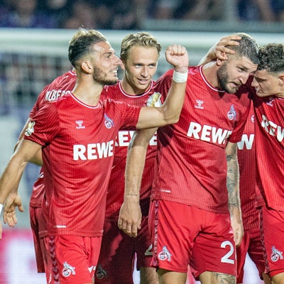 Jubelnde Kölner nach dem 3:1 durch Jeff Chabot.