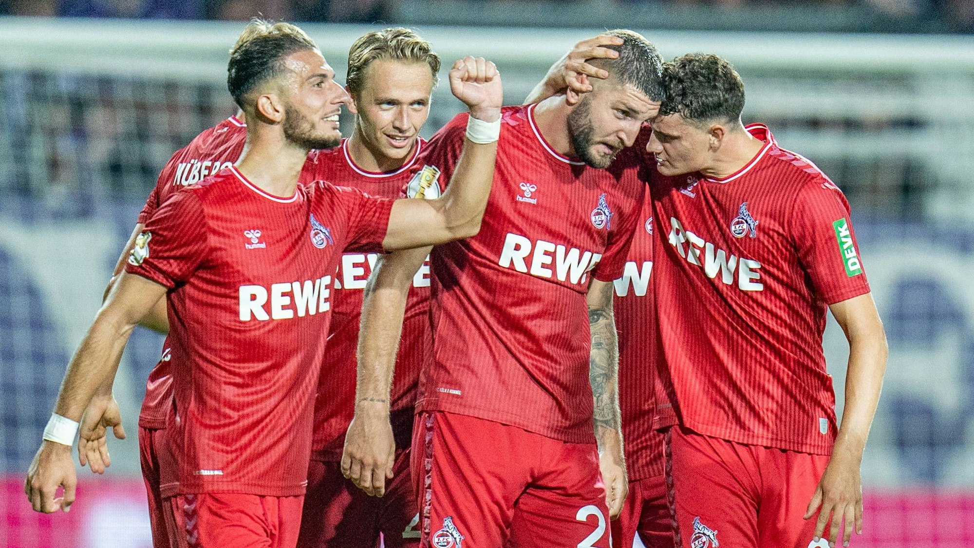 Jubelnde Kölner nach dem 3:1 durch Jeff Chabot.