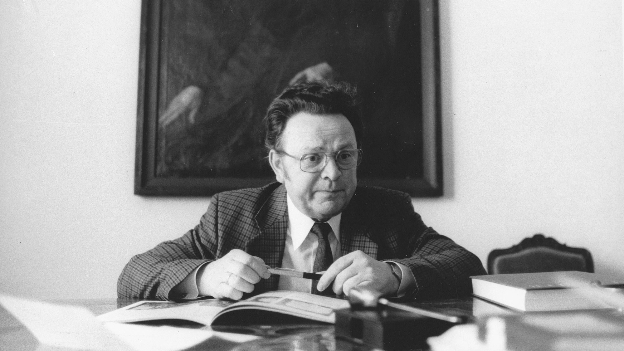 Anton Legner sitzt an seinem Schreibtisch.