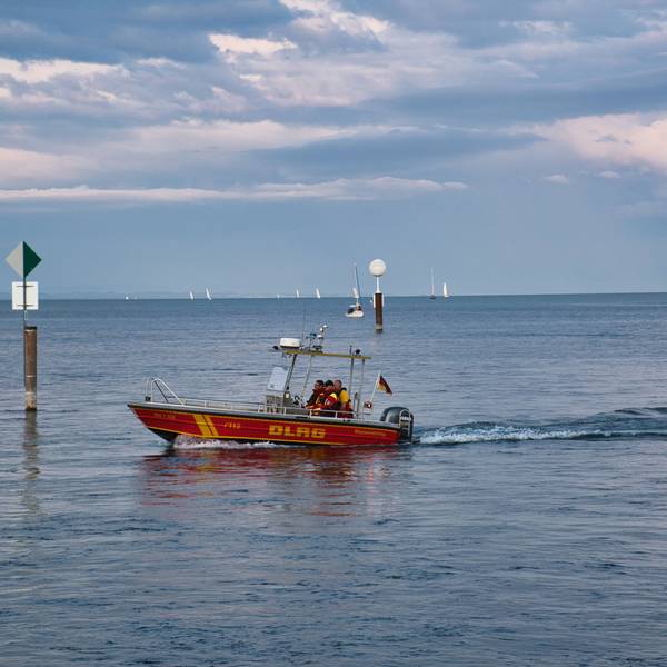 Ein Rettungsboot der DLRG fährt über den Bodensee. Eine Schweizerin hat sich bei einem Unfall an dem Gewässer am Sonntag schwer verletzt. (Archivbild)