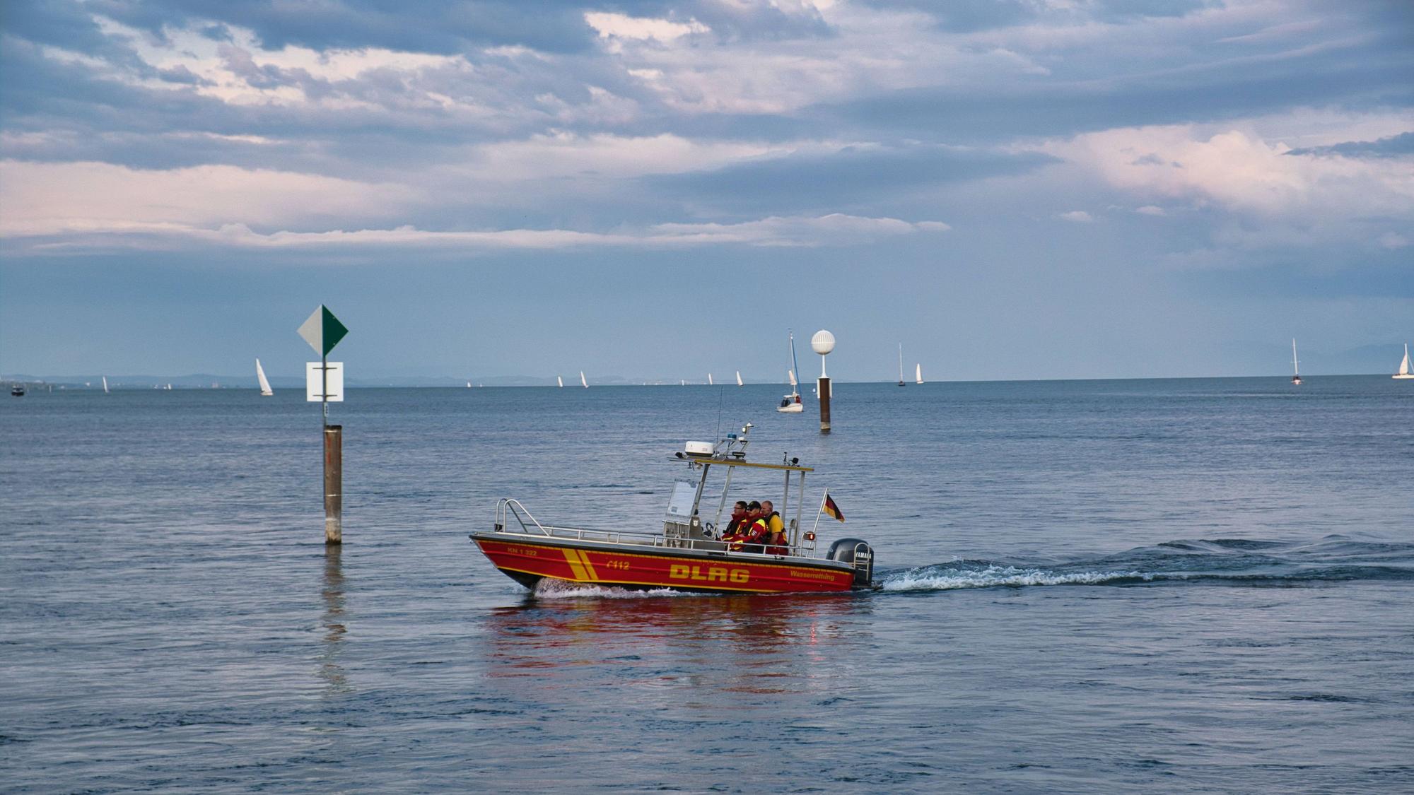 Ein Rettungsboot der DLRG fährt über den Bodensee. Eine Schweizerin hat sich bei einem Unfall an dem Gewässer am Sonntag schwer verletzt. (Archivbild)