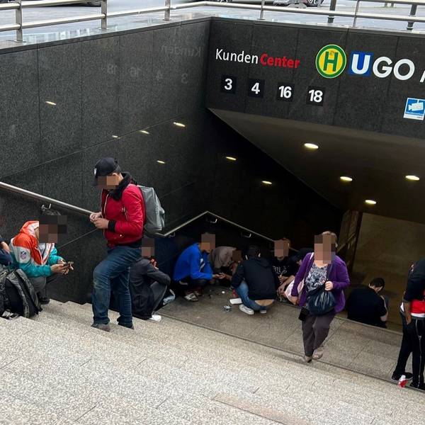Ein Treppenabgang zur U-Bahn auf dem Neumarkt dient vielen Drogenkonsumenten als Rückzugsort.