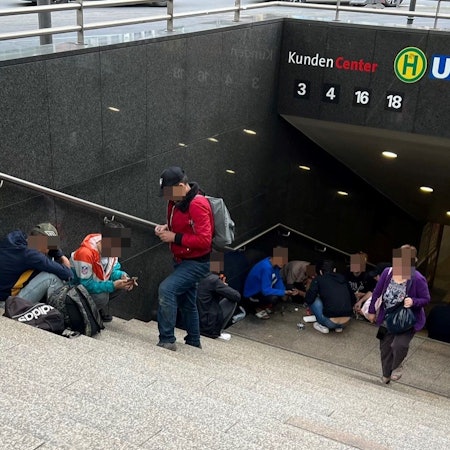 Ein Treppenabgang zur U-Bahn auf dem Neumarkt dient vielen Drogenkonsumenten als Rückzugsort.