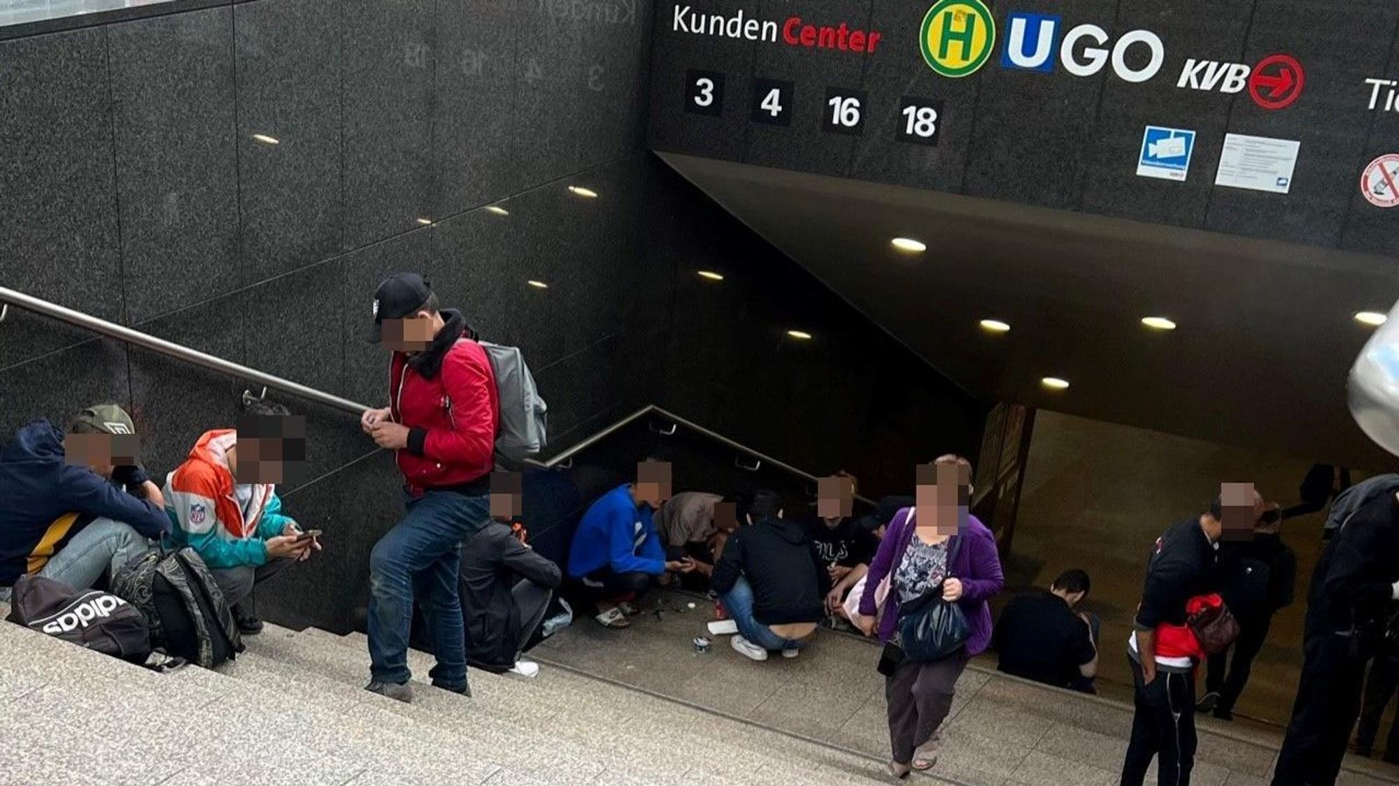 Ein Treppenabgang zur U-Bahn auf dem Neumarkt dient vielen Drogenkonsumenten als Rückzugsort.