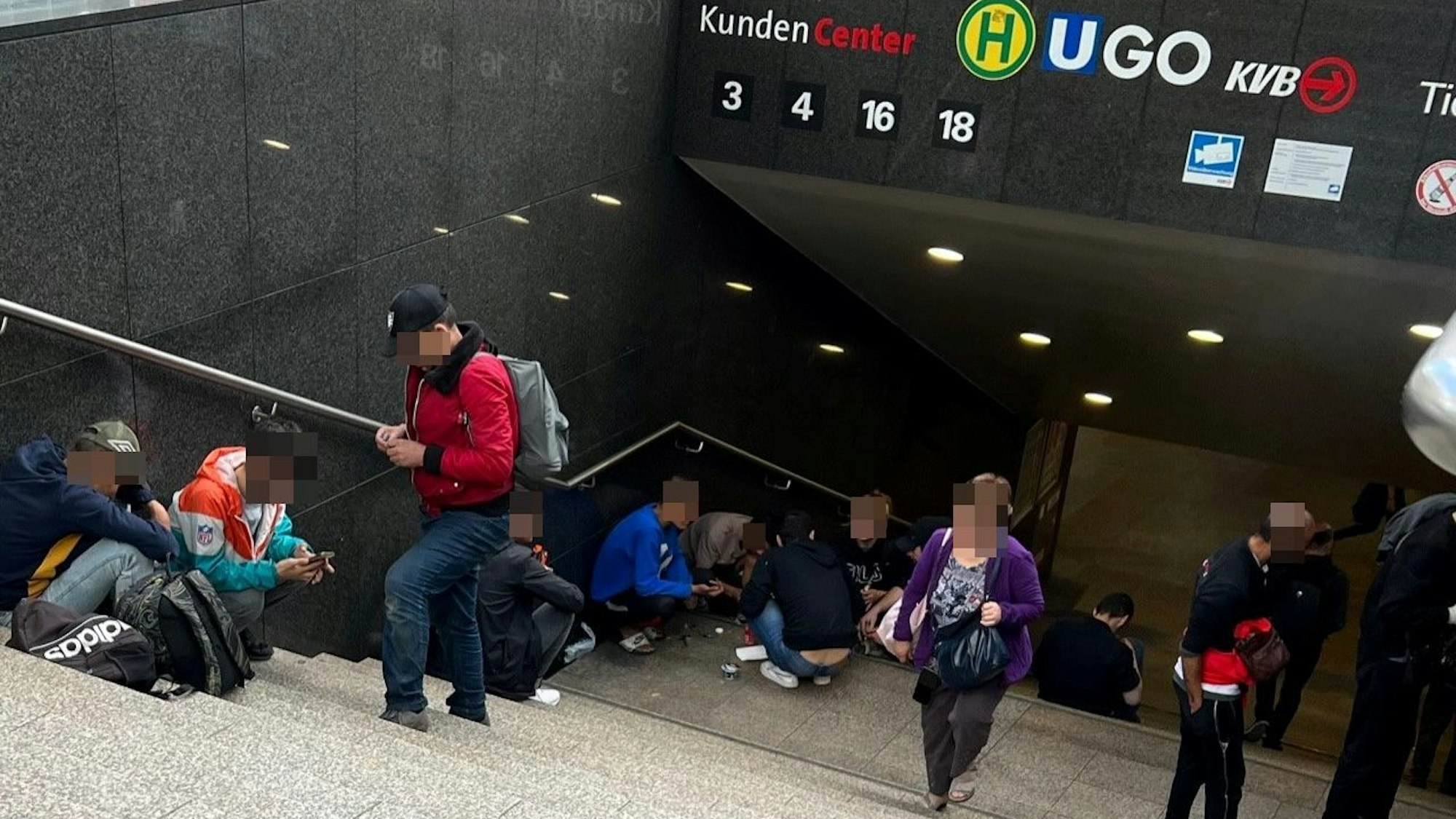 Ein Treppenabgang zur U-Bahn auf dem Neumarkt dient vielen Drogenkonsumenten als Rückzugsort.