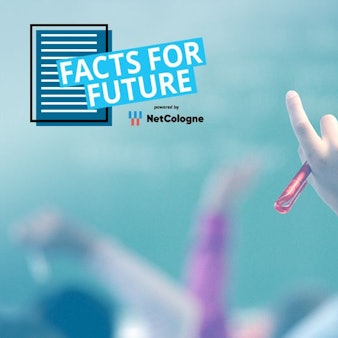 Ein Schülerfinger zeigt nach oben mit einem Stift in der Hand. Daneben das Logo für die Aktion "Facts for Future"