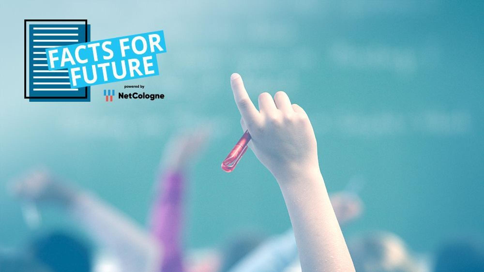 Ein Schülerfinger zeigt nach oben mit einem Stift in der Hand. Daneben das Logo für die Aktion "Facts for Future"