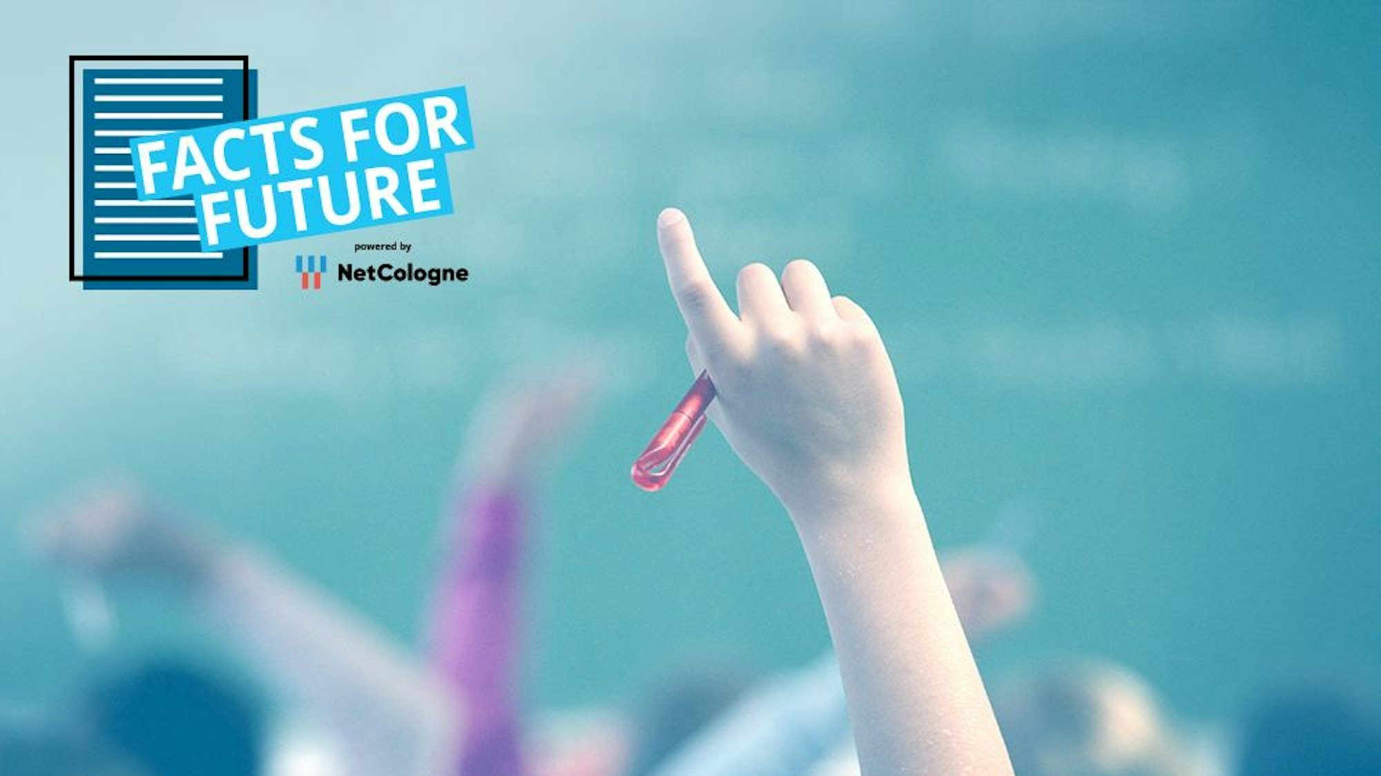 Ein Schülerfinger zeigt nach oben mit einem Stift in der Hand. Daneben das Logo für die Aktion "Facts for Future"