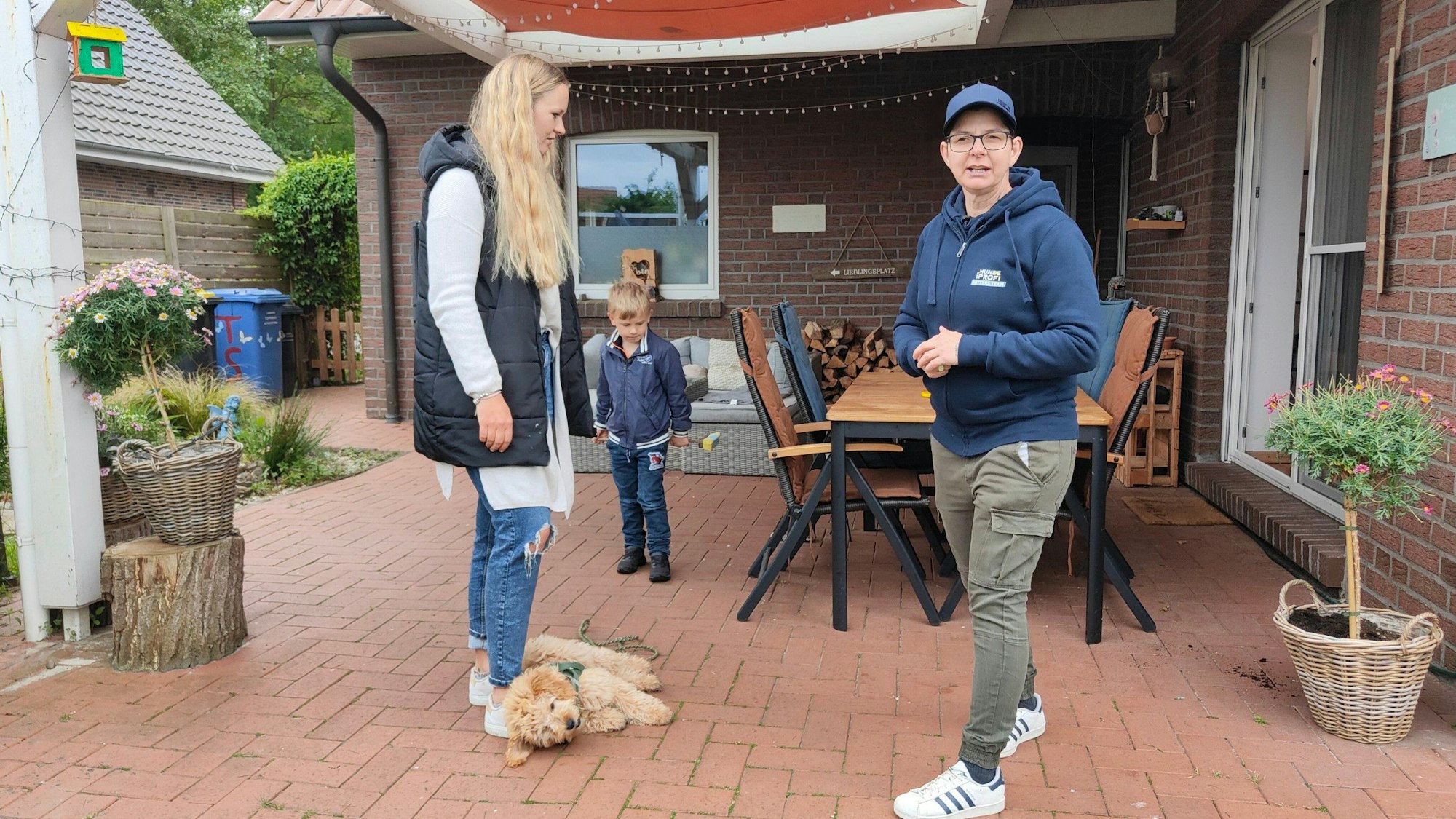 Nadine mit Cockapoo Charly und Melle Hofmann.