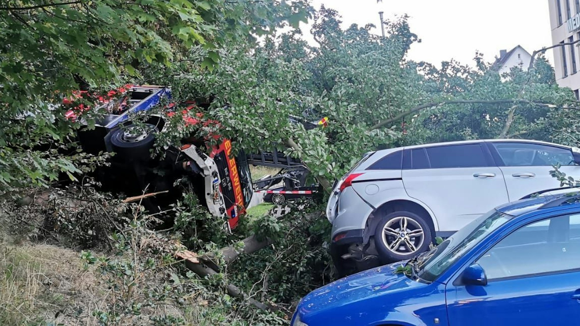 Ein Feuerwehrfahrzeug ist bei einem Unfall in Leverkusen-Schlebusch umgekippt.