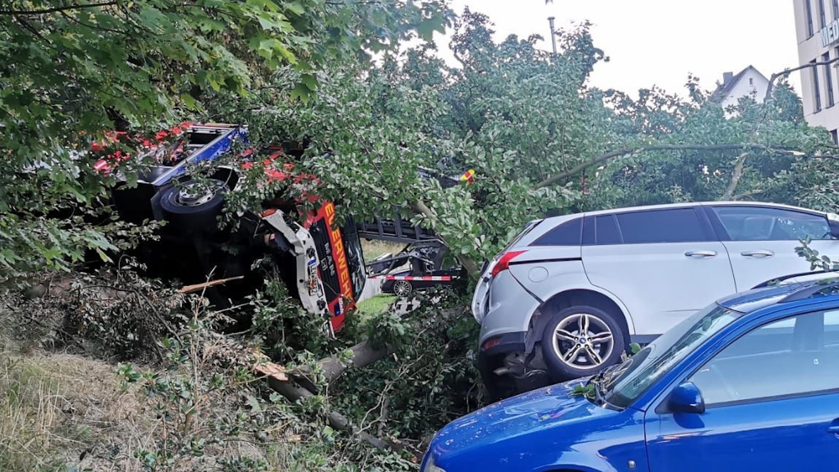 Ein Feuerwehrfahrzeug ist bei einem Unfall in Leverkusen-Schlebusch umgekippt.