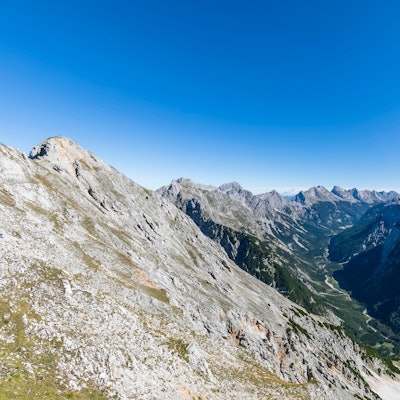 Der Mittenwalder Höhenweg. Hier ist ein Bergführer zusammengeschlagen worden.