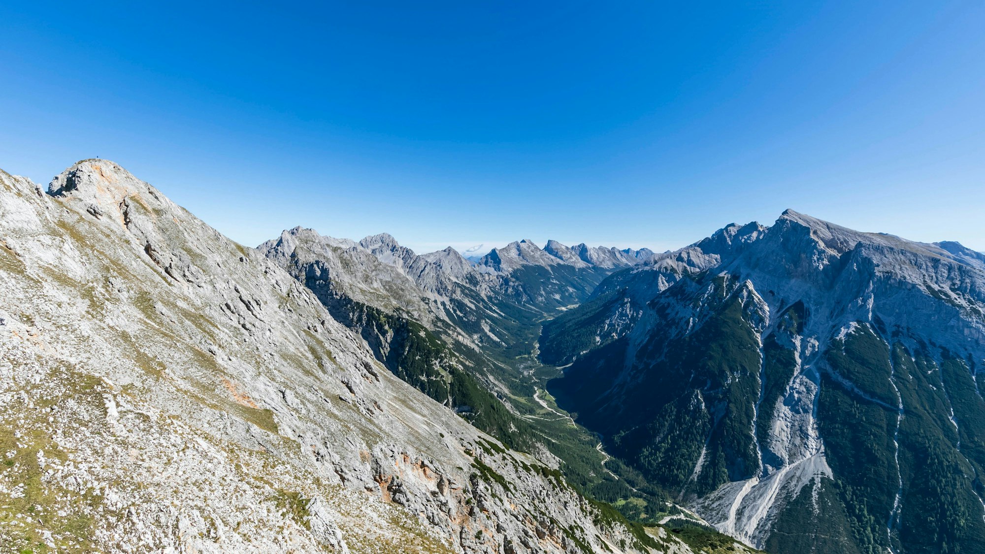 Der Mittenwalder Höhenweg. Hier ist ein Bergführer zusammengeschlagen worden.