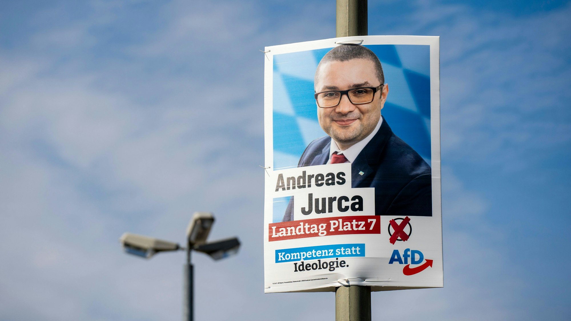 Andreas Jurca auf einem Wahlplakat der AfD für die Landtagswahl in Bayern. Laut Angaben des AfD-Politikers wollen ihn die Angreifer aufgrund eines solchen Plakates wiedererkannt haben.
