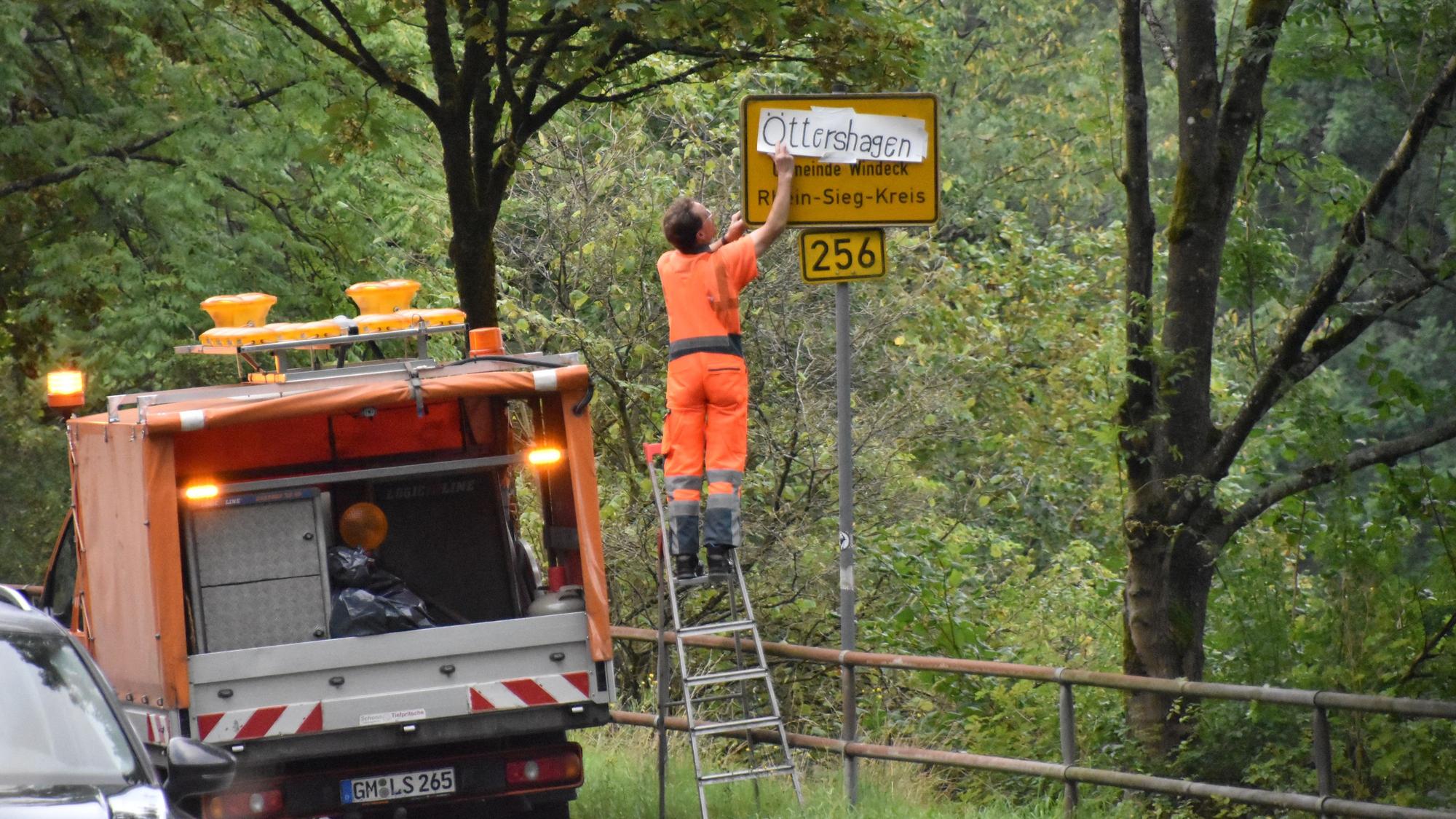 Ein Mitarbeiter des Landesbetriebs Straßenbau NRW bei der Arbeit.
