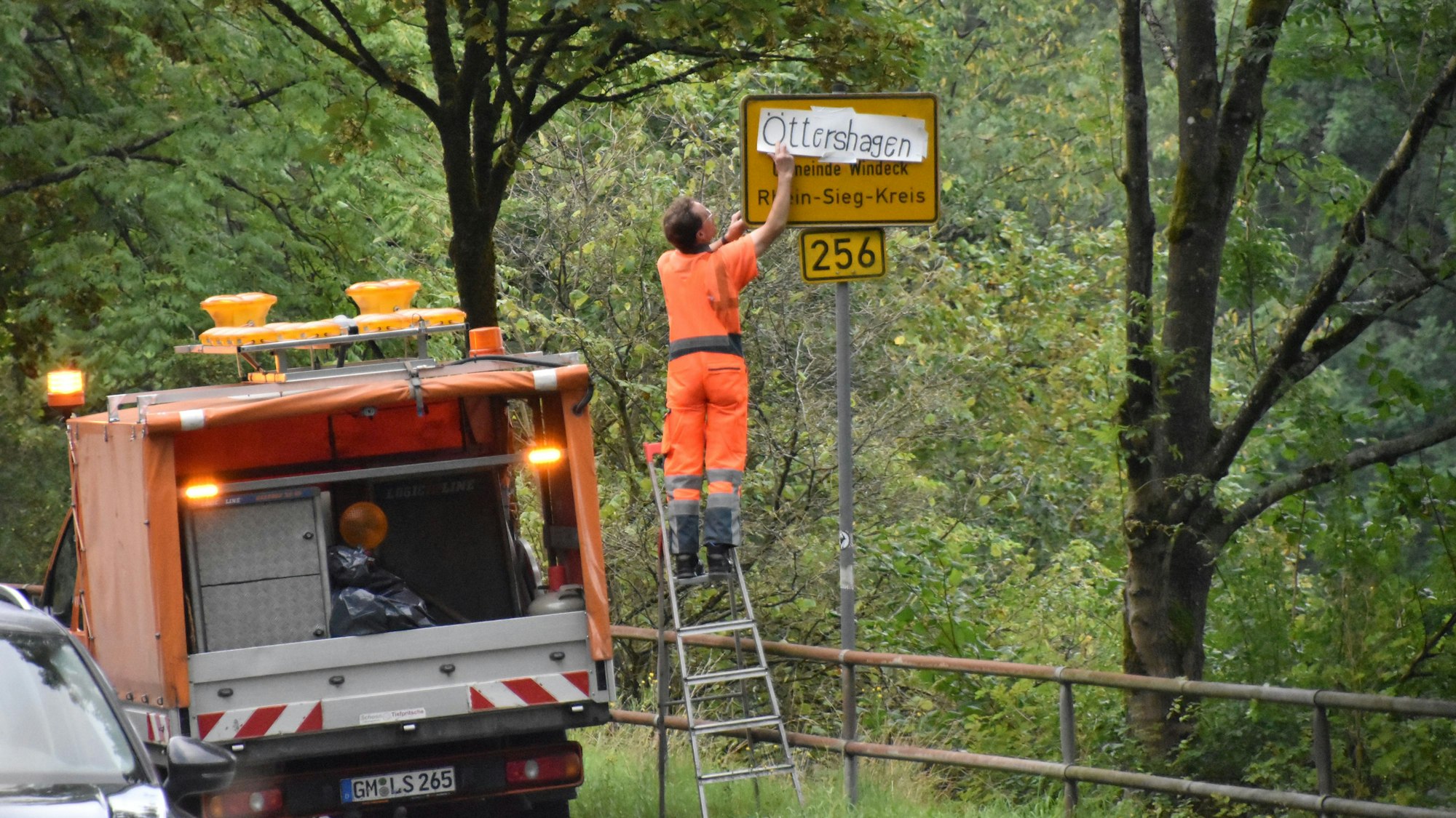 Ein Mitarbeiter des Landesbetriebs Straßenbau NRW bei der Arbeit.