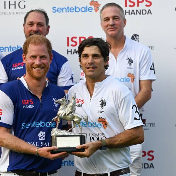 Der britische Prinz Harry und der argentinische Polospieler Nacho Figueras erhalten nach dem Sentebale ISPS Handa Polo Cup eine gemeinsame Trophäe.