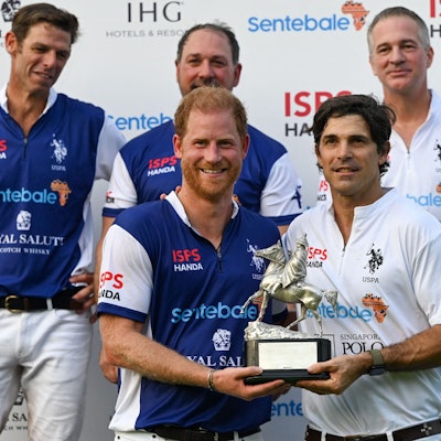 Der britische Prinz Harry und der argentinische Polospieler Nacho Figueras erhalten nach dem Sentebale ISPS Handa Polo Cup eine gemeinsame Trophäe.