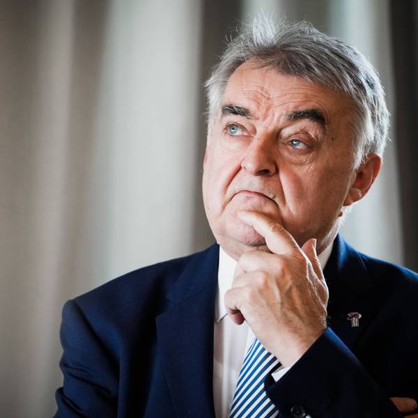 NRW-Innenminister Herbert Reul im Portrait - er blickt versonnen in die Ferne, hinter ihm ist ein beschatteter Vorhang zu sehen.