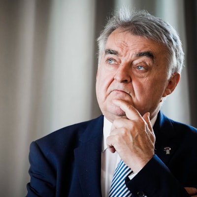 NRW-Innenminister Herbert Reul im Portrait - er blickt versonnen in die Ferne, hinter ihm ist ein beschatteter Vorhang zu sehen.