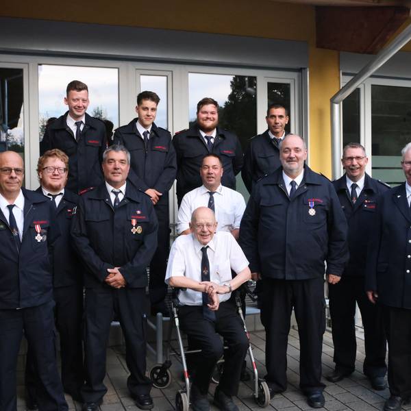 Im Bild eine Gruppe von geehrten Feuerwehrleuten.