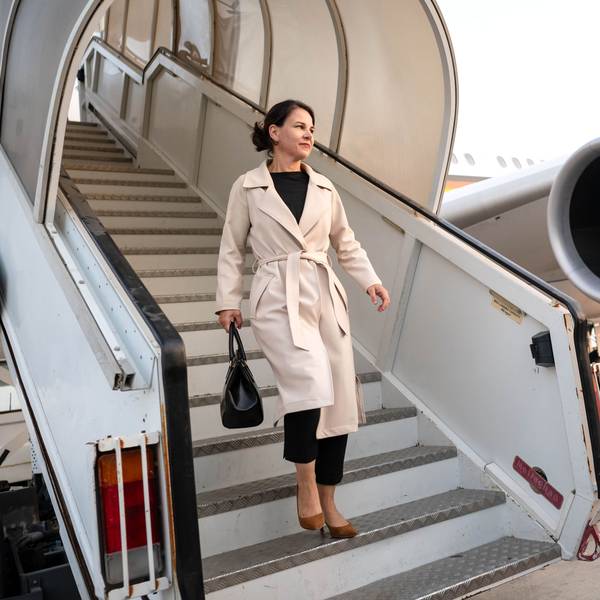 14.08.2023, Vereinigte Arabische Emirate, Abu Dhabi: Annalena Baerbock (Bündnis 90/Die Grünen), Außenministerin, steigt aus der Regierungsmaschine. Nach einer Zwischenlandung zum Auftanken in Abu Dhabi in den Vereinigten Arabischen Emiraten musste Außenministerin Baerbock (Grüne) am frühen Montagmorgen ihren Flug zu einer einwöchigen Reise nach Australien, Neuseeland und Fidschi vorerst abbrechen. Foto: Sina Schuldt/dpa +++ dpa-Bildfunk +++