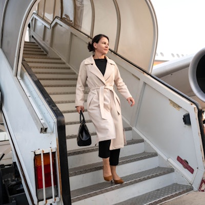 14.08.2023, Vereinigte Arabische Emirate, Abu Dhabi: Annalena Baerbock (Bündnis 90/Die Grünen), Außenministerin, steigt aus der Regierungsmaschine. Nach einer Zwischenlandung zum Auftanken in Abu Dhabi in den Vereinigten Arabischen Emiraten musste Außenministerin Baerbock (Grüne) am frühen Montagmorgen ihren Flug zu einer einwöchigen Reise nach Australien, Neuseeland und Fidschi vorerst abbrechen. Foto: Sina Schuldt/dpa +++ dpa-Bildfunk +++