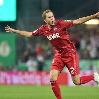 Benno Schmitz vom 1. FC Köln jubelt nach seinem Tor zum 0:1 in Osnabrück.