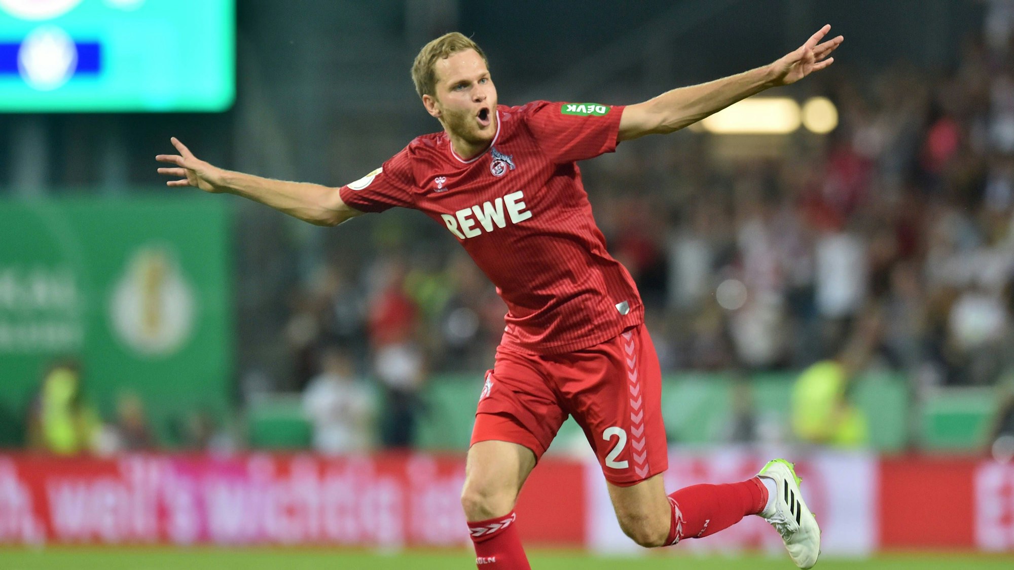 Benno Schmitz vom 1. FC Köln jubelt nach seinem Tor zum 0:1 in Osnabrück.