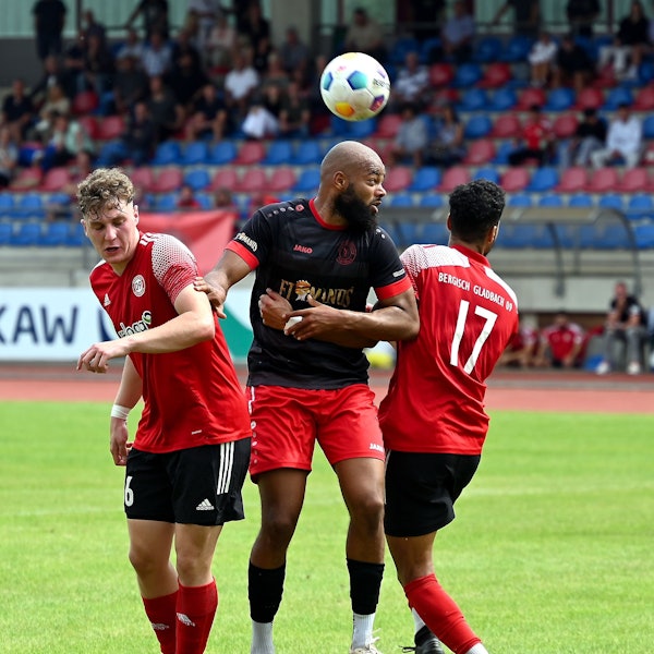 13.08.2023, Fussball-Berg Gladbach 09-SpVg. Porz
mitte: Julio Molongua (Porz)
Foto: Uli Herhaus