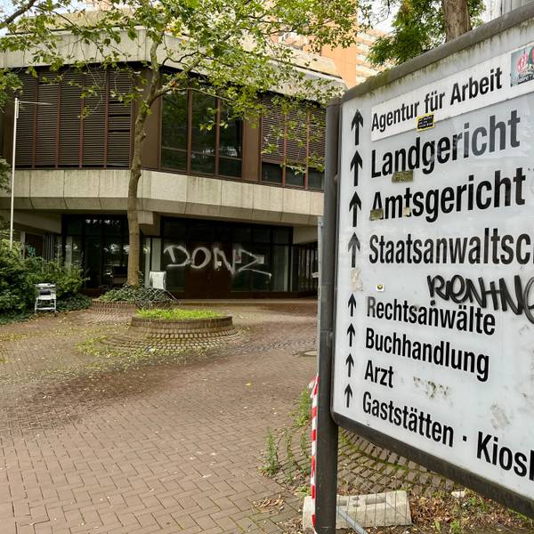 Schilder vor dem Amts-und Landgericht in Köln.