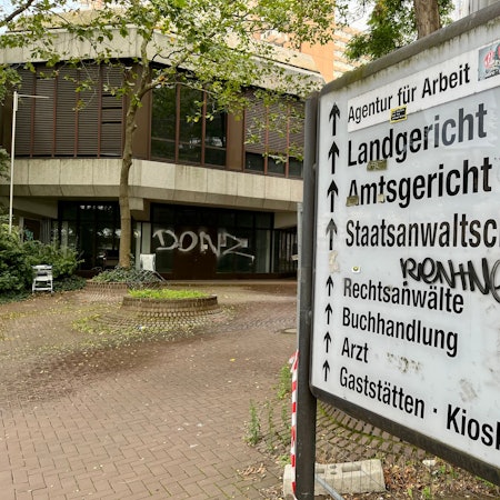 Schilder vor dem Amts-und Landgericht in Köln.