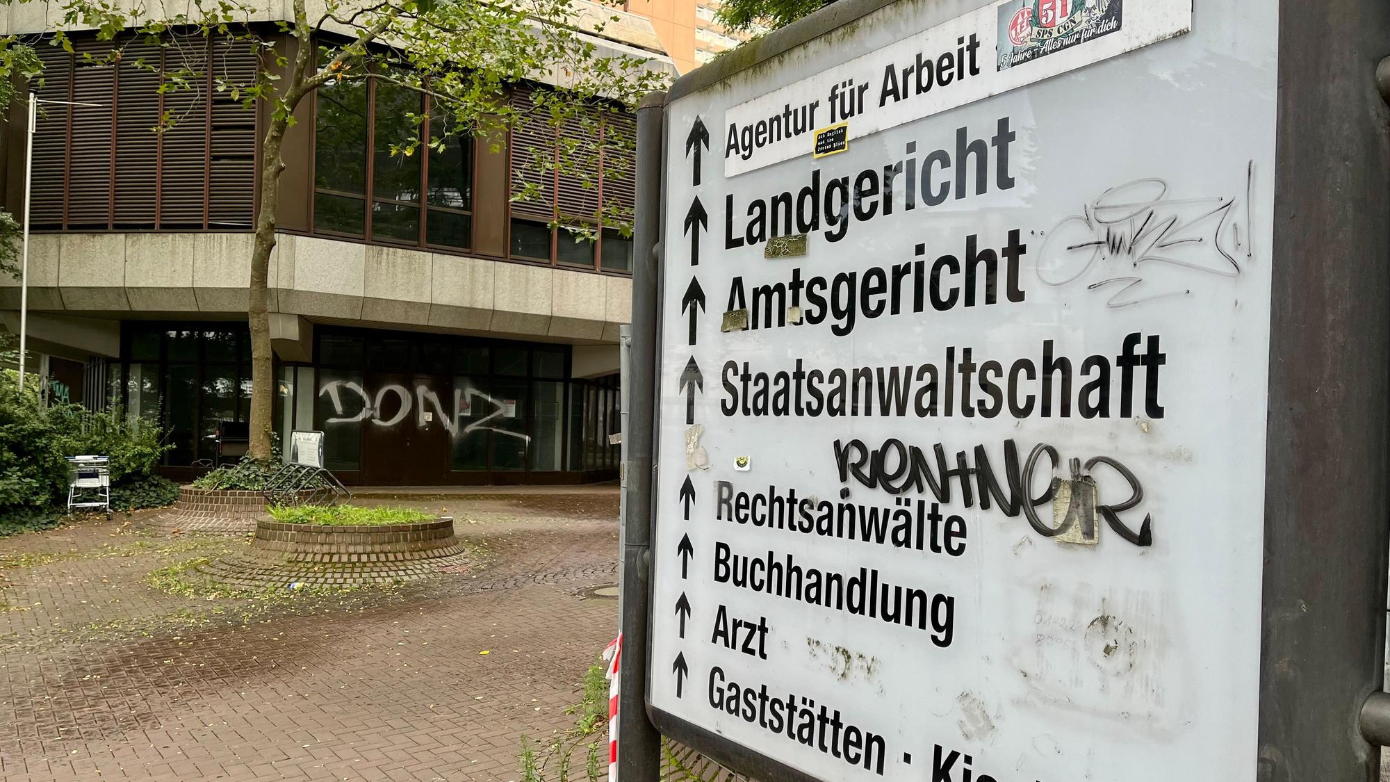 Ein Schild weist auf das Amts- und Landgericht in Köln.