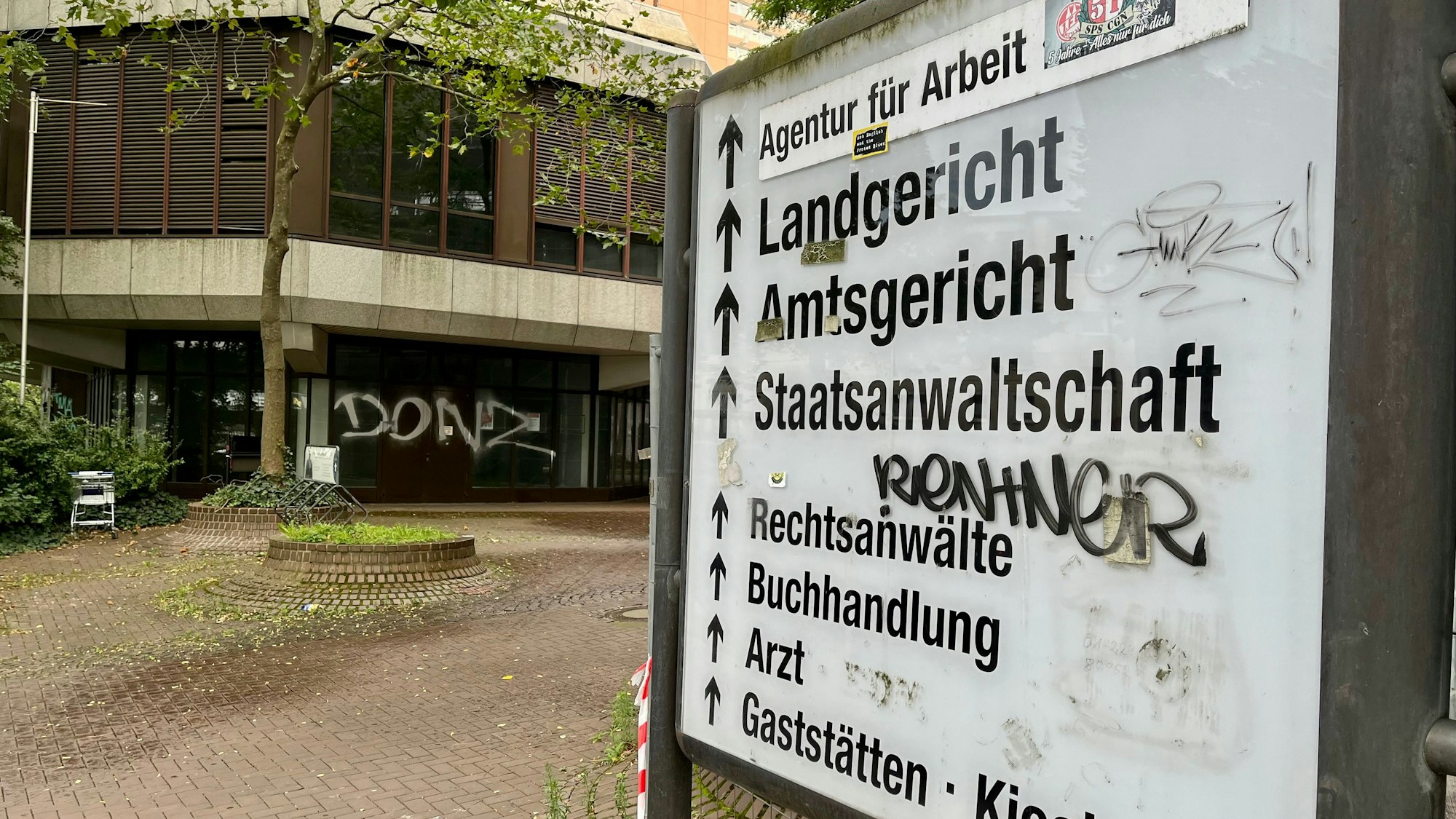 Hinweisschild zum Amts- und Landgericht in Köln
