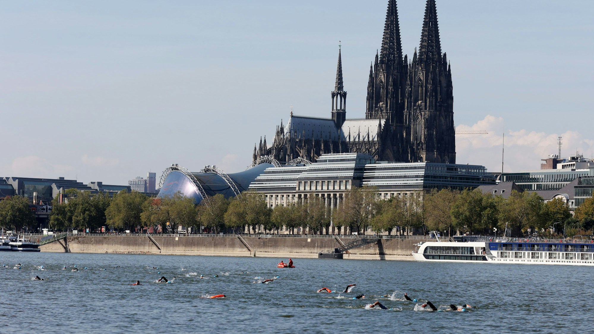 04.09.2022
Köln: 
Triathlon Köln - Schwimmstart der Olympischen Distanz im Deutzer Hafen, danach Wechselzone
Foto:Martina Goyert