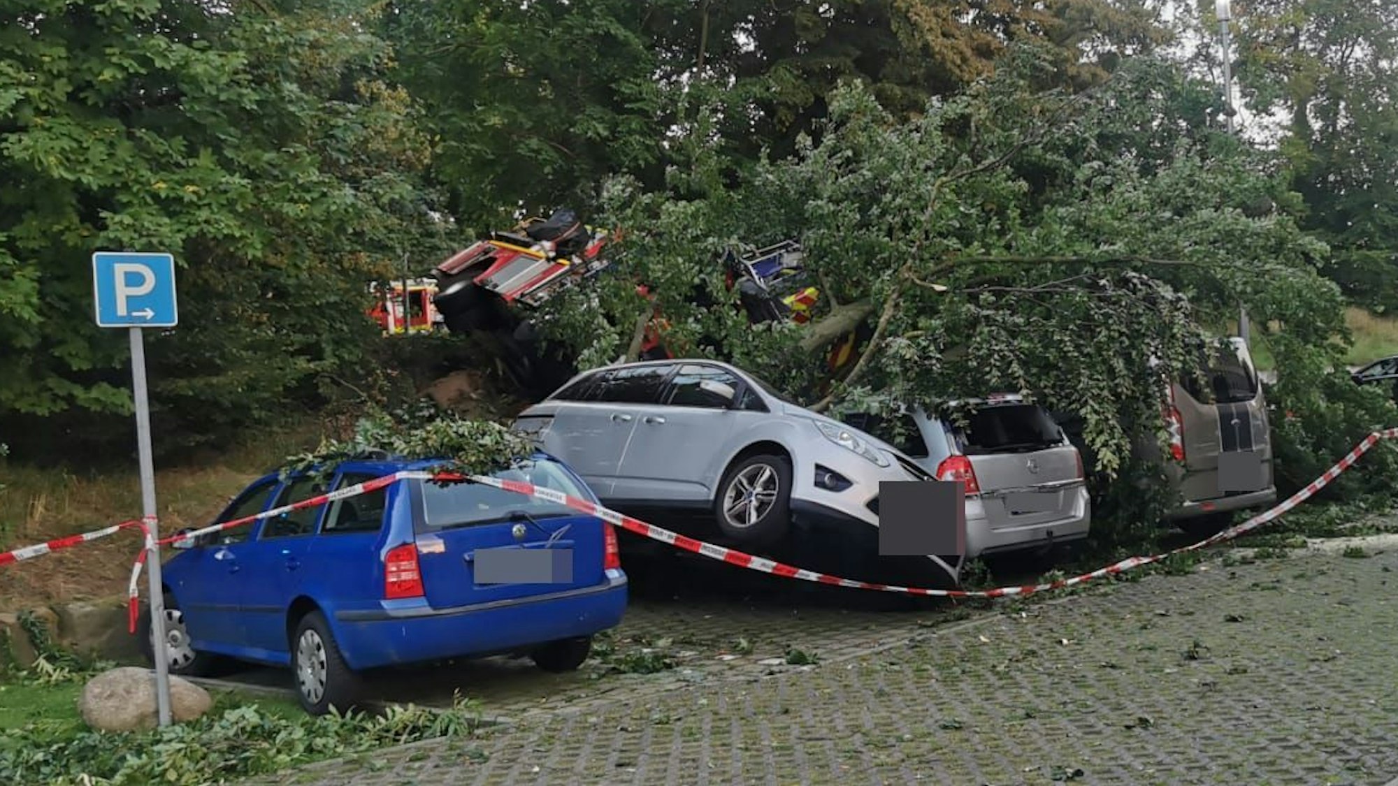 Ein Feuerwehrfahrzeug ist bei einem Unfall in Leverkusen-Schlebusch umgekippt.