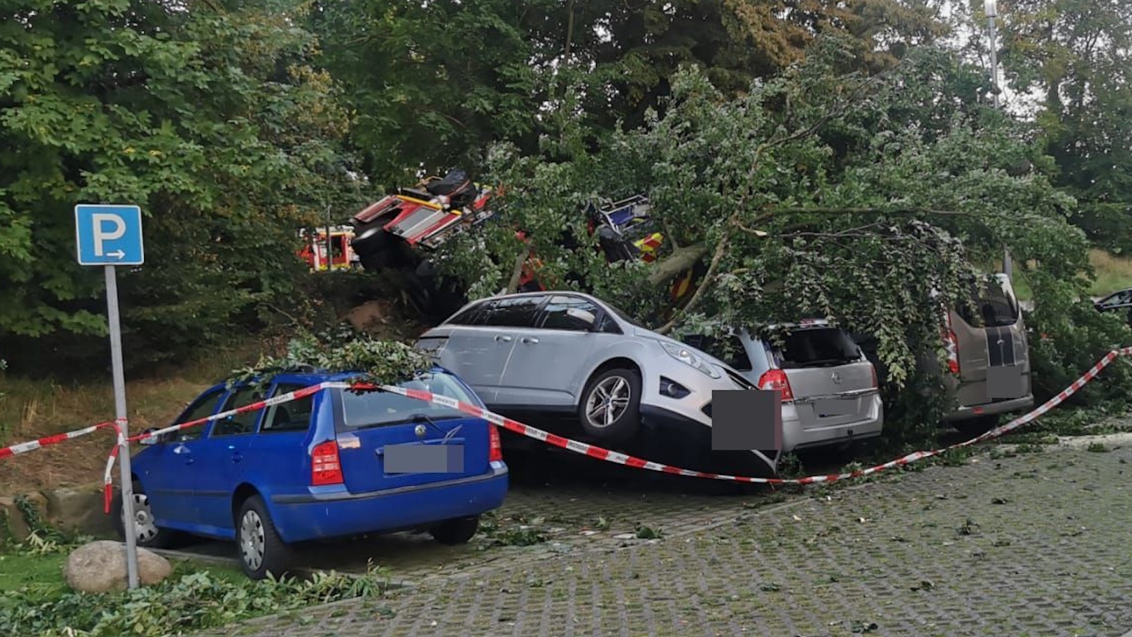 Ein Feuerwehrfahrzeug ist bei einem Unfall in Leverkusen-Schlebusch umgekippt.