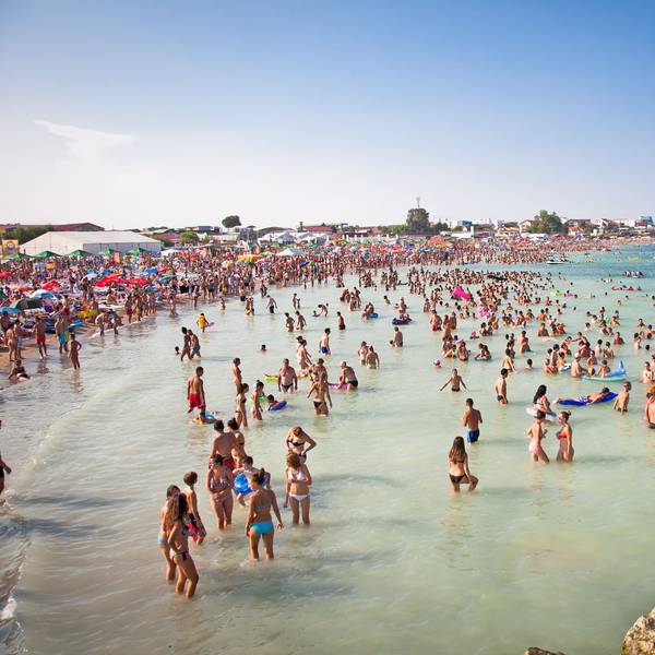 Der Strand in Costinesti gehört zu den beliebtesten Touristenorten in Rumänien. Am Montag explodierte hier eine vermutlich russische Seemine und sorgte für Aufregung bei Urlaubern und Bewohnern des Ortes. (Archivbild)