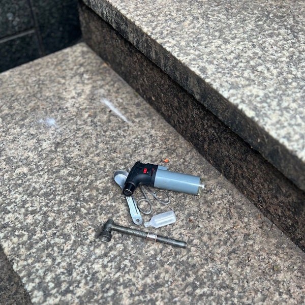 Auf einer Stufe des Treppenabgangs zur U-Bahn auf dem Neumarkt liegen Crack-Utensilien.